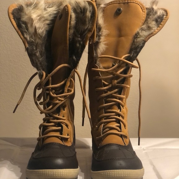 Like new-check out those soles! Warm, comfy, and waterproof faux fur lined boots - Picture 4 of 6